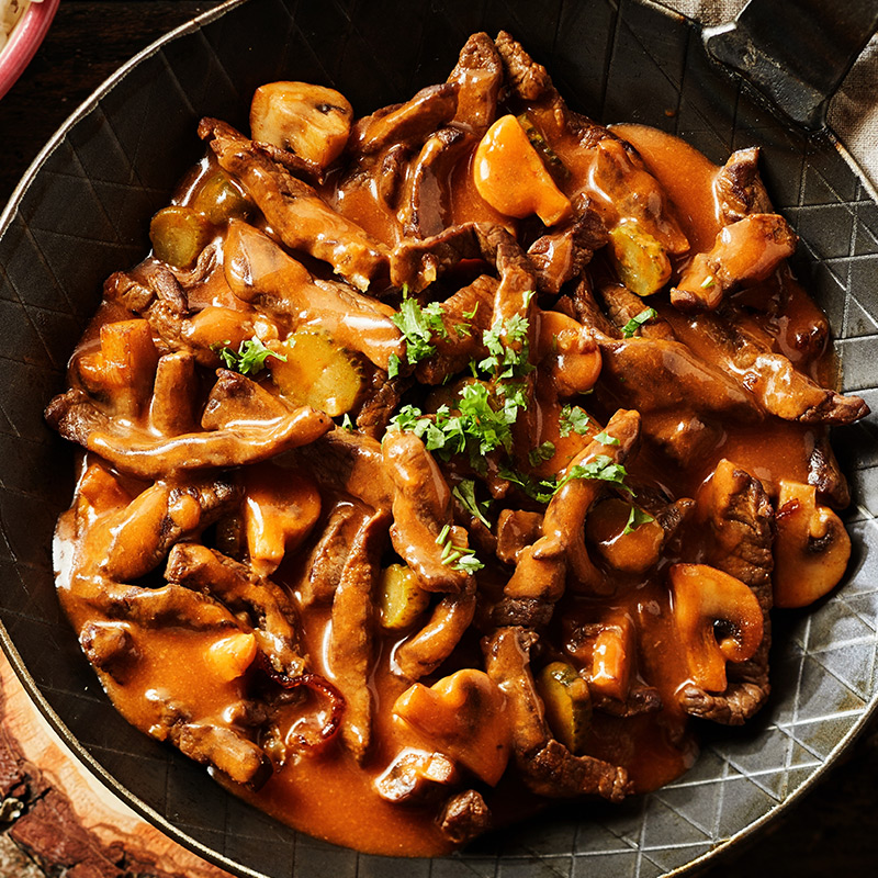 alles_voor_uw_party_buffetten_warm_en_koud_buffet_met_vlees_en_vis_runderreepjes_in_pittige_saus